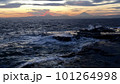 海と富士と夕焼け 101264998