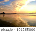 夕焼けに染まる海 101265000