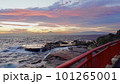 海にかかる赤い橋と富士と夕焼けを望む 101265001