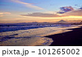 湘南から望む夕焼けと富士 101265002