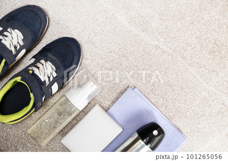 Set for cleaning children's shoes, sneakers - foam, water-repellent spray, sponge and rag. Set for cleaning children's shoes, sneakers - foam, water-repellent spray, sponge and rag. 101265056