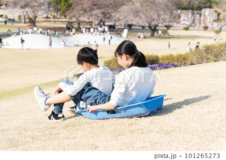 芝すべりをする仲良しの男女 101265273