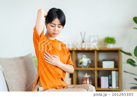 胸のしこりが気になる若い女性 胸のしこりが気になる若い女性 101265305