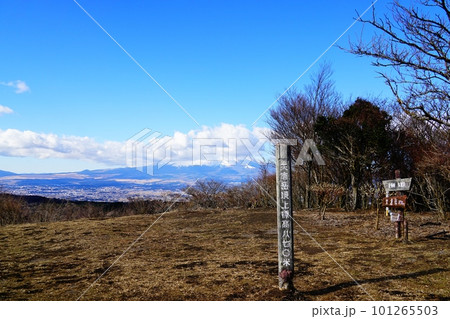南足柄市　矢倉岳山頂　雲に隠れた富士山 101265503