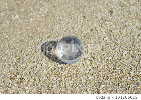 沖縄の砂浜に置いたガラスの地球 101266015