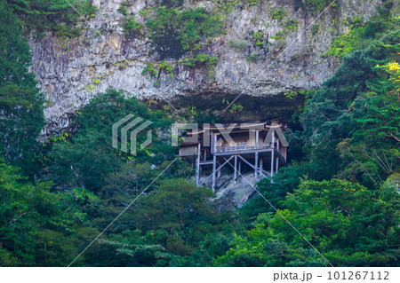 【中国三十三観音霊場】第三十一番 三佛寺 秋の夕暮れの国宝・投入堂遠望4 鳥取県東伯郡三朝町 【中国三十三観音霊場】第三十一番 三佛寺 秋の夕暮れの国宝・投入堂遠望4 鳥取県東伯郡三朝町 101267112