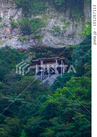 【中国三十三観音霊場】第三十一番 三佛寺 秋の夕暮れの国宝・投入堂遠望5 鳥取県東伯郡三朝町 【中国三十三観音霊場】第三十一番 三佛寺 秋の夕暮れの国宝・投入堂遠望5 鳥取県東伯郡三朝町 101267113