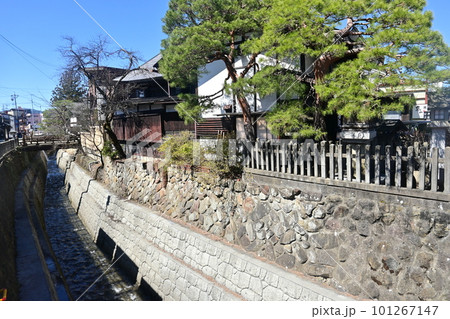小京都高山の江名子川から見た春の桜を待つ季節 小京都高山の江名子川から見た春の桜を待つ季節 101267147