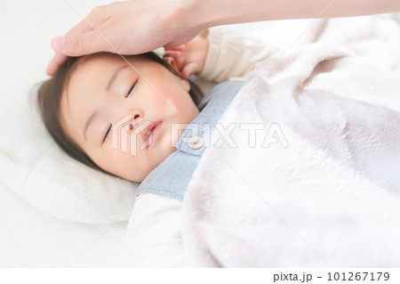 寝かしつけ　頭を撫でられ眠る赤ちゃん 101267179