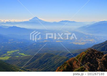 八ヶ岳から遠望する富士山と甲府盆地 101267180