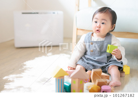 加湿器のある部屋 積み木で遊ぶ赤ちゃん 加湿器のある部屋 積み木で遊ぶ赤ちゃん 101267182