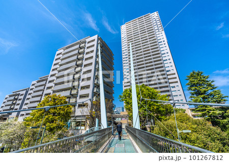 日本の東京都市景観　代官山駅前から代官山アドレスなどを望む（奥には渋谷ストリームなどが見える） 101267812