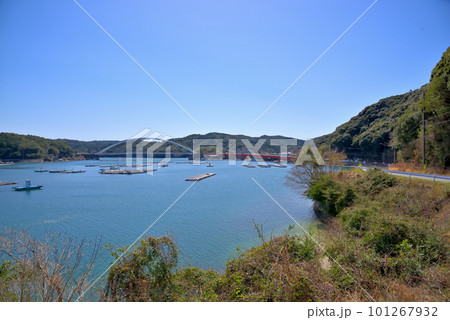 《三重県》鳥羽市浦村町　生浦湾に架かるパールロード麻生の浦大橋 101267932