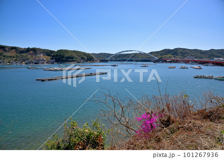 《三重県》鳥羽市浦村町　生浦湾に架かるパールロード麻生の浦大橋 101267936