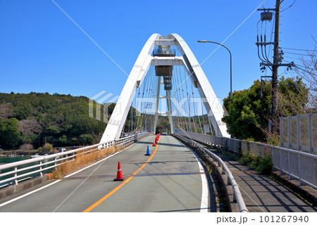 《三重県》鳥羽市浦村町　生浦湾に架かるパールロード麻生の浦大橋 101267940