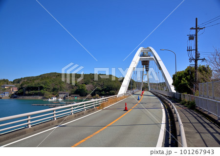 《三重県》鳥羽市浦村町 生浦湾に架かるパールロード麻生の浦大橋 《三重県》鳥羽市浦村町 生浦湾に架かるパールロード麻生の浦大橋 101267943