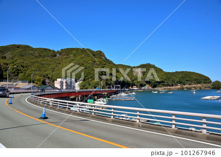 《三重県》鳥羽市浦村町 生浦湾に架かるパールロード麻生の浦大橋 《三重県》鳥羽市浦村町 生浦湾に架かるパールロード麻生の浦大橋 101267946