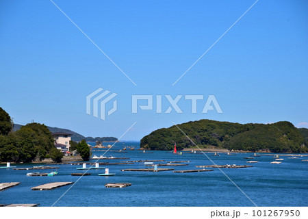 《三重県》鳥羽市浦村町　生浦湾に浮かぶカキ筏 101267950