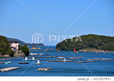 《三重県》鳥羽市浦村町　生浦湾に浮かぶカキ筏 101267951
