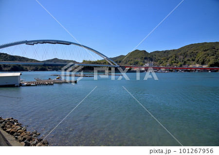 《三重県》鳥羽市浦村町 生浦湾に架かるパールロード麻生の浦大橋 《三重県》鳥羽市浦村町 生浦湾に架かるパールロード麻生の浦大橋 101267956
