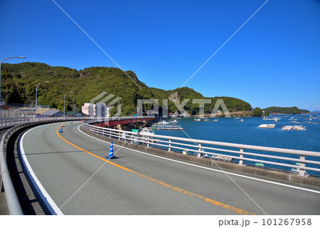 《三重県》鳥羽市浦村町 生浦湾に架かるパールロード麻生の浦大橋 《三重県》鳥羽市浦村町 生浦湾に架かるパールロード麻生の浦大橋 101267958