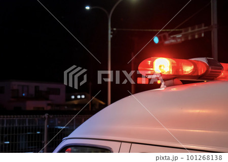 日本の夜の町の風景と発光するパトライト 101268138