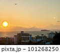 湘南の海に沈む夕陽とマリーナ 101268250