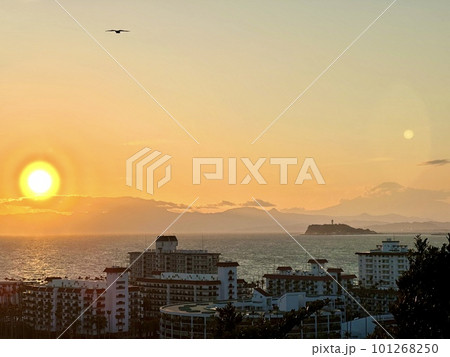 湘南の海に沈む夕陽とマリーナ 湘南の海に沈む夕陽とマリーナ 101268250