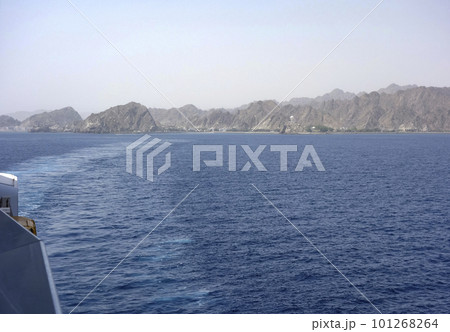 客船から見たマスカット沖航行中の風景 客船から見たマスカット沖航行中の風景 101268264