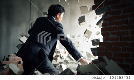 壁を壊すスーツ姿のビジネスマン 101268451
