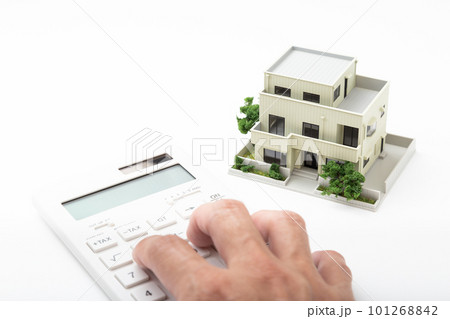 住宅模型と電卓を使う手元 101268842