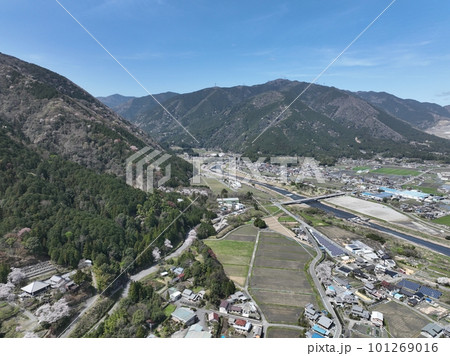 岐阜県　池田町　湯華の郷付近の春の風景 101269016
