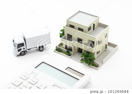 住宅模型とトラックと電卓 住宅模型とトラックと電卓 101269088