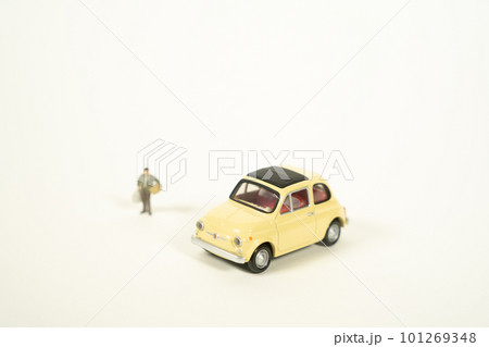 車で引越しをする男性のミニチュア 車で引越しをする男性のミニチュア 101269348
