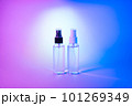 カラフルな背景と美容液の入れ物 101269349