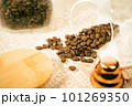 テーブルクロスの上にこぼれたコーヒー豆 101269350