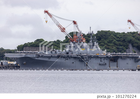 アメリカ海兵隊の強襲揚陸艦トリポリ 101270224