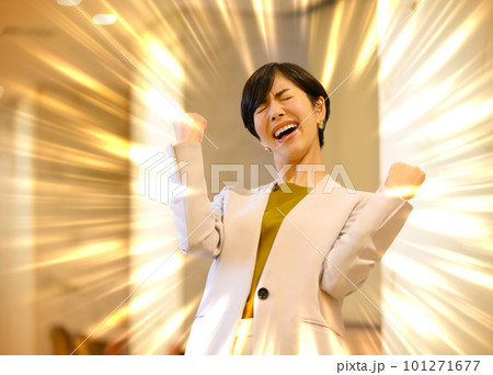 ガッツポーズをするビジネスウーマン 101271677
