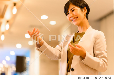 オフィスで仕事をするビジネスウーマン 101271678