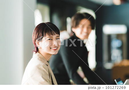 働く女性像. 101272269
