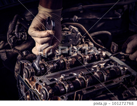 Car mechanic working 101272768