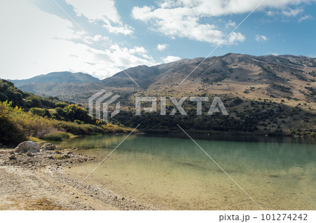 Kournas Mountain Lake in Greece. Cozy summer day and calm water in the lake 101274242