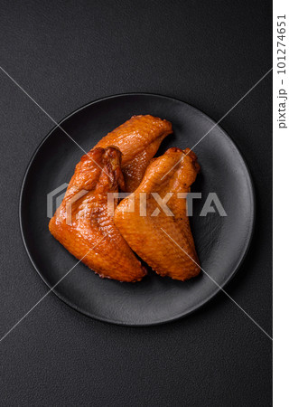 Delicious grilled chicken wings with spices and herbs 101274651