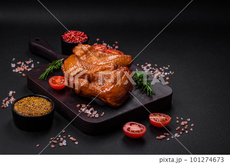 Delicious grilled chicken wings with spices and herbs 101274673
