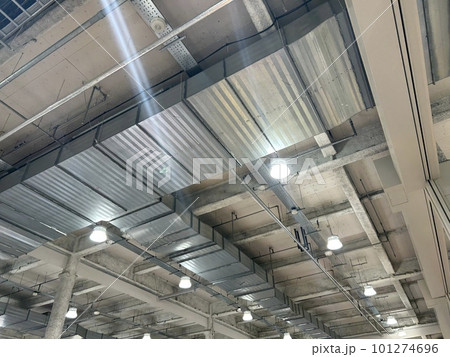 天井の換気ダクト 101274696