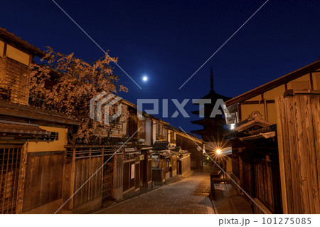 [京都府]春の東山・清水寺参道の夜景 101275085