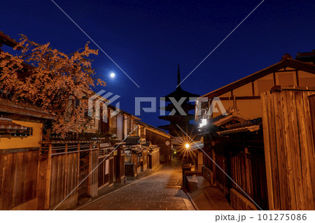 [京都府]春の東山・清水寺参道の夜景 101275086