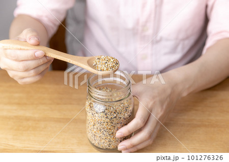 小鳥の餌 101276326