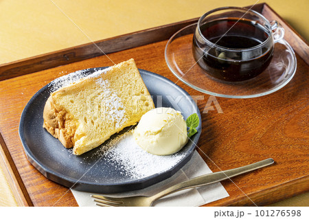 ホットコーヒーとシフォンケーキ ホットコーヒーとシフォンケーキ 101276598
