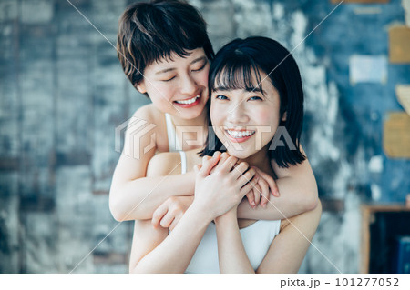 若い女性2人のビューティーイメージ 若い女性2人のビューティーイメージ 101277052